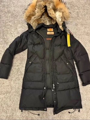 Parajumper  - Parajumper strl M superfint skick , varm och härlig dunjacka med päls, använd endast fåtal gånger så ser ut som ny , inget slitage alls!!!( Passar även Small) 