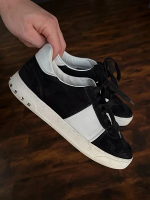 Valentino Flycrew - Svarta Valentino Flycrews 🔥| Skick - 9/10 | Nypris - 7999kr | Inga defekter | Inget OG | Skriv privat vid frågor 🤝