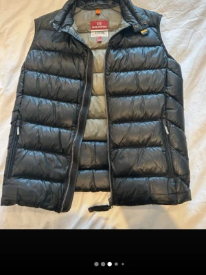 Parajumpers - Säljer en svart dunväst från Parajumpers i storlek Y-L passar som herr S. Helt perfekt för antingen vintern eller hösten, knappt använd mycket fint skick. Hör av er vid funderingar!! Priset är inte hugget i sten 