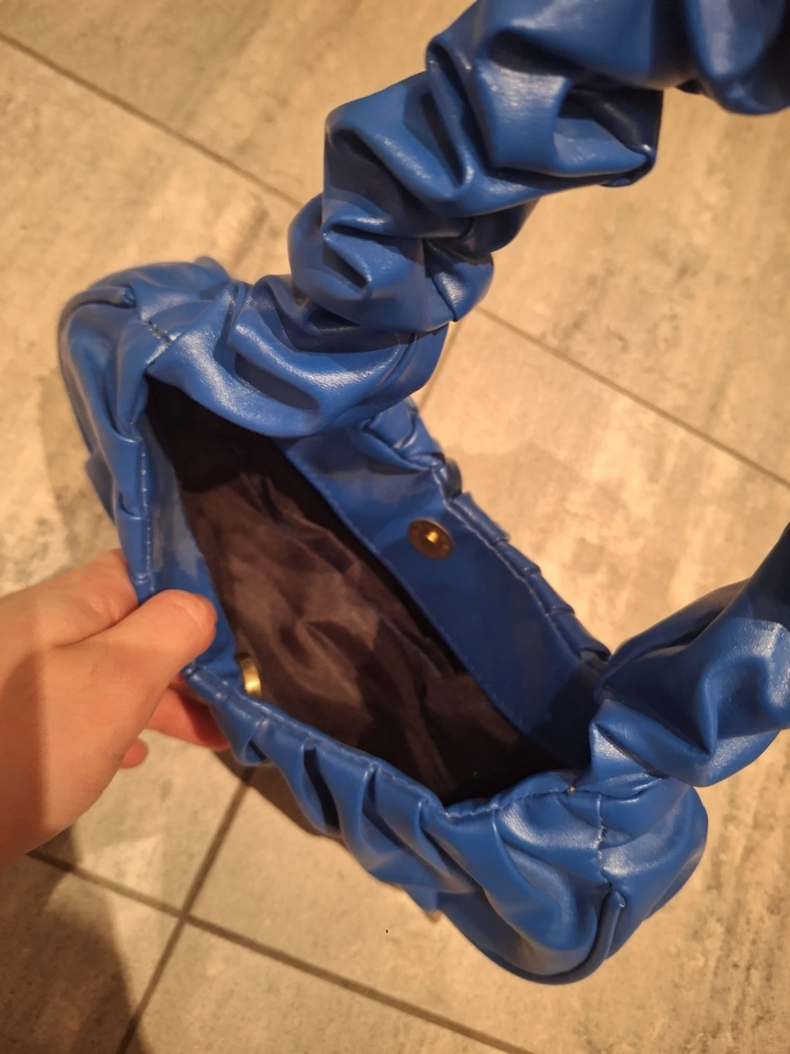 Blå axelväska med rynkad rem - 1