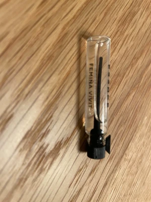 Femina Vivit Essnce - 3/4 kvar i 2 ml tester Femina Vivit från Essnce. Toppnoter - Bergamott, Mandarin, Svarta vinbär Hjärtnoter - Ros, Jasmin, Pommeransblomma Basnoter - Mysk, Patchouli, Vanilj, Amber