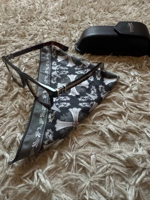 Blue light glasögon med originalförpackning! - Hej! Jag säljer ett par extremt snygga glasögon från Chrome hearts med silver detaljer och en brun rim. Glasögonen har en så kallad ”blue light lens” men  kan såklart bytas ut mot eget glas. De är extremt efterlängtade och väldigt snygga. Originalförpackning, skal och duk inkluderat!   Tveka inte att höra av er vid minsta fråga eller fundering! 