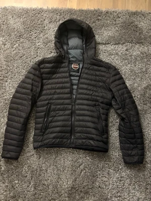 Colmar dunjacka - Säljer en svart Colmar dunjacka. Den är i storlek 48 vilket motsvarar S/M. Inga defekter. Skriv om du har några frågor.