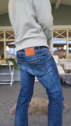 Jacob Cohën jeans - Supersnygga Jacob Cohën jeans i storlek 31, modell 622 Comfort. Observera att lappen bak är lite sliten men jag tycker att det bara är coolt. Skriv om du undrar något! Kostar ca 5000+ kr nya. Jag på bilden är 180 cm lång. Väldigt billigt pris! 🤩