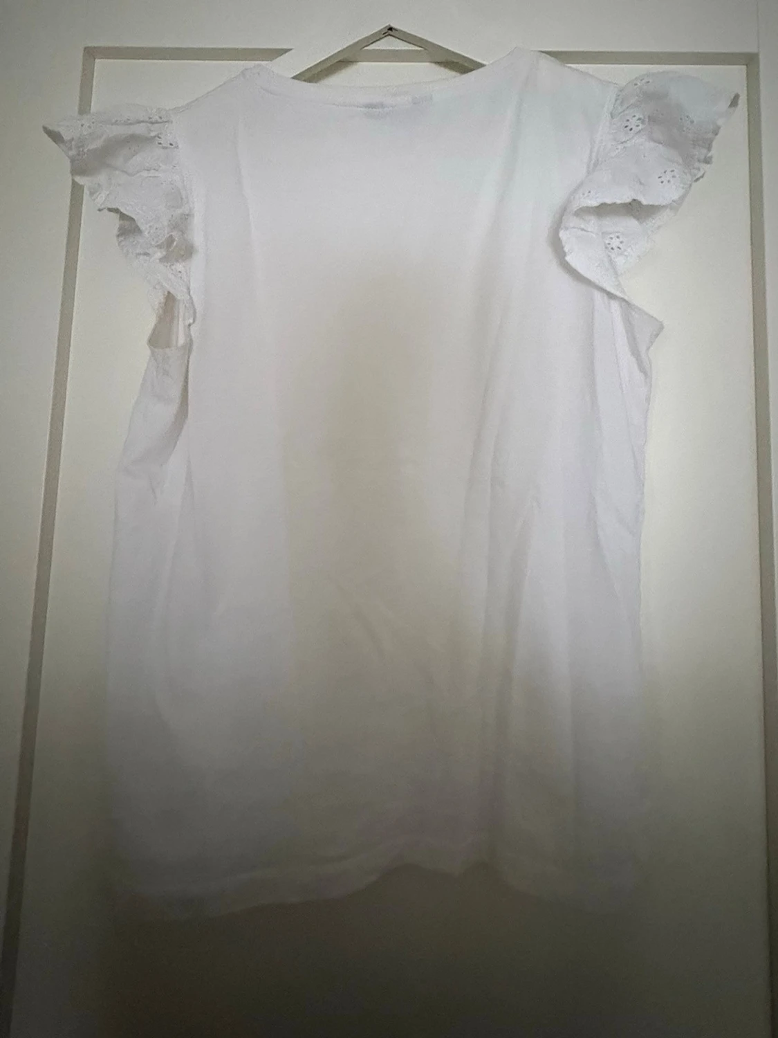 Vit blus med volangärmar från TIKI - 2