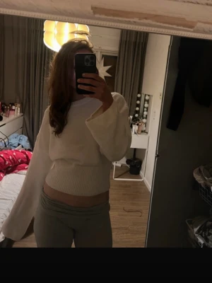 Wide shaped sweater - Supermysig vit stickad tröja från Gina Tricot med croppad passform och bred ribbad kant vid midjan. Tröjan har rund hals och långa ärmar med lite loose fit, perfekt för att ge en chill vibe till din outfit. Helt slutsåld på hemsidan. Säljes för köpte fel storlek( lånad bild)