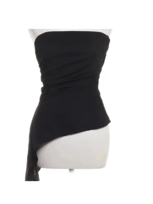 Svart asymmetrisk tubtopp  - Helt oanvänd !!!!!!!Säljer en svart tubtopp med asymmetrisk nederkant och tight passform. Toppen är axelbandslös och har en stilren look som passar perfekt till trendiga outfits. Materialet känns mjukt och följsamt mot kroppen.