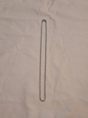 Halsband - Silverfärgad  - Ett halsband I silverfärg som gnistrar✨️ Helt ny och oanvänd, passar dig som gillar minimalistiska smycken och vill sticka ut ur mängden😉 Storlek: ca 55cm