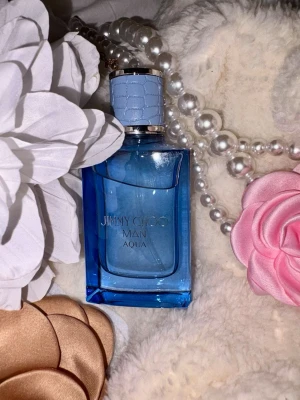 Jimmy Choo Man Aqua 30ml - Fräsch och modern doft från Jimmy Choo, perfekt för dig som vill sticka ut. Flaskan innehåller 30 ml och är tillverkad i Frankrike. Snygg design som passar in i alla badrumshyllor.