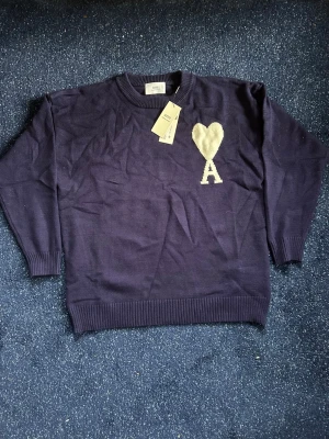 Ami Paris tröja  - Ami Paris tröja i storlek M.                            Bara att höra av sig vid funderingar 🤩