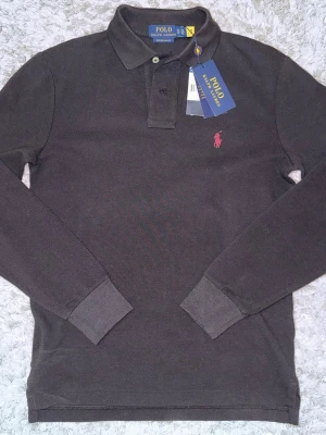 Polo Ralph Lauren pike tröja - | Condition: 10/10 | Color Black and Red | What is included: Tag and the shirt | Retail price 1599kr |
