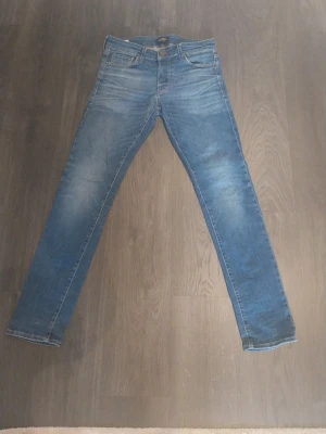 Jack&Jones jeans - Säljer nu dessa sjukt feta Jack&Jones jeans då de inte används längre. Det finns inga tecken på användning. Det är storlek 30/32. Jag köpte dom nya för 999kr och jag säljer dom för endast 439