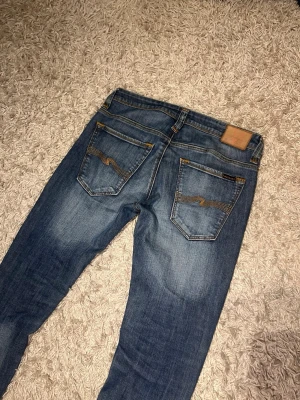 Nudie jeans slim fit herr thinn finn  - Nudie jeans modell thinn finn. Slim fit med en riktigt fet fade dry denim. Mycket bra skick, inga märkvärdiga defekter. Storlek w32 L 33. Postas samma dag som köp eller dagen därpå🙌💯 