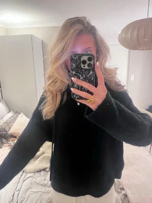 Mörkblå skickad hoodie  - Det Mysig blå stickad hoodie med luva och långa ärmar. Köptes förra året men använd ca 3 gpnher. Hör av er för frågor❣️