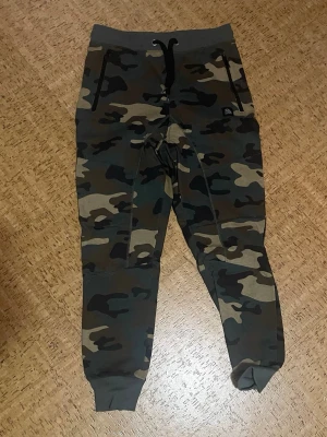Camoflage mjukisbyxor - Säljer ett par mjukisbyxor med camouflagemönster. Perfekta för chill eller träning, riktigt skön passform och cool stil.