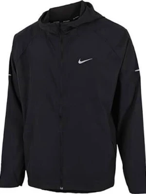 Svart vindjacka från Nike med huva - Svart vindjacka från Nike med klassisk logga på bröstet. Jackan har huva, hel dragkedja framtill och långärmade ärmar. Perfekt för dig som gillar sportig stil och vill ha något lätt och funktionellt. Snygg och enkel design som funkar till många outfits.