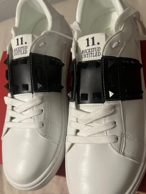  Open Black Svart Storlek 41 , Rockstud 42 😎;) - det är jul så why not? God jul!! Skickar imorgon. Nyskick, passar dig i 41-42,5. Först till kvarn förstås ~ 😎‼️✌️