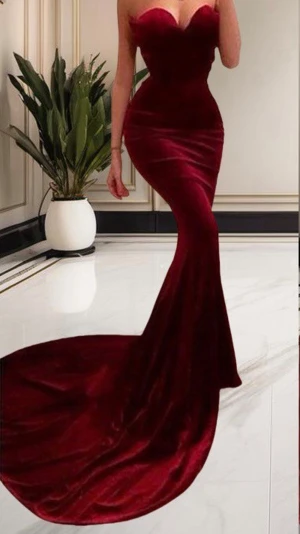 Trumpet/Sjöjungfru hjärtformad sweep släp sammet ärmlös rufsar klänningar - Elegant långklänningar i mjuk sammet, en i marinblått. Har figurnära passform, axelbandslös design och dramatisk släp. Bild 1 är direkt från hemsidan. Bild 2 är klänningen i färgen jag beställde. Fler bilder på aktuell klänning ges mot efterfrågan.