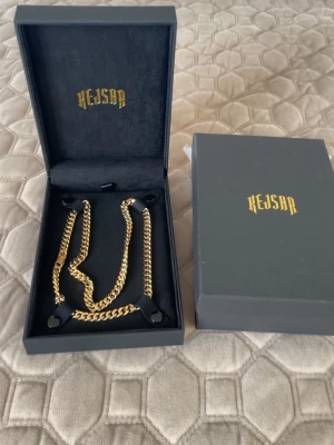 Guldfärgad kedja från Kejsar - Säljer en chunky guldfärgad kedja från Kejsar, levereras i original ask. Kedjan har en klassisk cuban-länk och är riktigt blänkande, perfekt för att lyfta din stil. Låset är graverat med Kejsar-loggan för extra detalj.