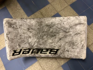 Bauer Supreme hockeymålvakts plock och stöt - Säljer en Bauer Supreme hockeymålvaktsplock och stöt i vitt med svarta detaljer. Plocken har en robust form med förstärkta fingrar och bred skyddsyta. Materialet är skinn och syntet, designad för att ge bra grepp och skydd i målet. Perfekt för dig som vill steppa upp ditt game på isen. 