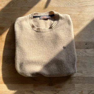 Morris tröja  - Säljer denna Morris-tröja i väldigt fint skick! 100% merinoull. Köptes för cirka 1700 kr om jag minns rätt. Tröjan är i storlek M men sitter mer som en S eftersom den har krympt i tvätten.