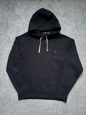 Polo Ralph lauren hoodie - Tja, säljer en tvär fet äkta svart polo ralph Laurent hoodie i storlek S, tröjan är i väldigt bra skick och passar perfekt nu när det är lite kallare❄️, modellen är 178cm, skriv vid minsta lilla och pris går givetvis att diskutera💯🥂🍾