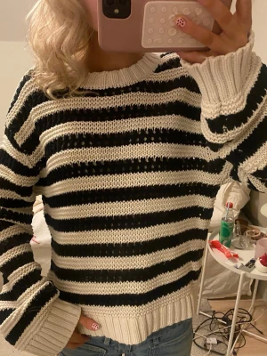 Randig stickad tröja - Snygg randig stickad tröja från Hm, säljer då den inte kommer till så mycket använding!