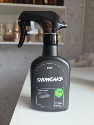 Lush Snowcake Body Spray 200ml - Snowcake Body Spray från Lush Club, 200ml. Nypris 450 kr precis köpt, tagit ca 15-20 ml.  Vegansk och självkonserverande formula med ingredienser som tonkaböna, ros, vanilj och eteriska oljor. Snowcake  https://www.lush.com/se/sv/p/snow-cake-body-spray