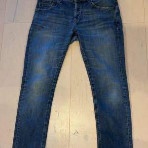 Dondup Jeans - Säljer ett par otroligt snygga Dondup jeans nu | Storlek: 33 | Skick: 9/10, inga defekter | Modell: Richie, sitter slim och väldigt lika George | Nypris: 3500kr, vi säljer för endast 599! Hojta till vid intresse 