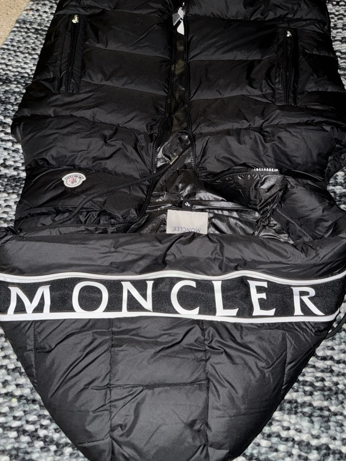 Svart dunväst från Moncler med huva - 1
