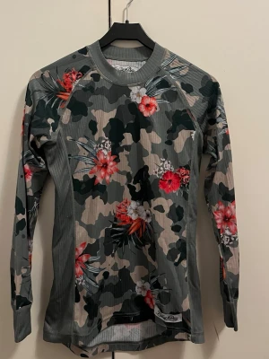 Underställströja - Säljer en långärmad tröja från Blount & Pool i storlek 38. Tröjan har ett camouflage-mönster. Materialet är ribbat och känns mjukt mot huden. 