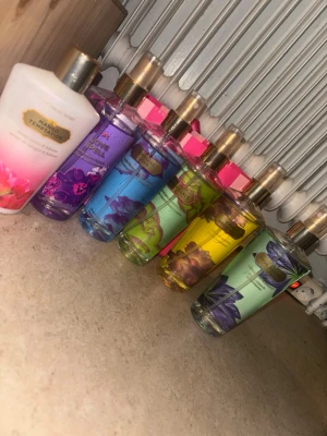 Victoria's Secret body mists set - Färgglad samling av Victoria's Secret body mists och lotion. Innehåller varianter som Love Spell, Endless Love, Pure Glacé, Simply Breathless och True Escape. Volymen på flaskorna är 250 ml. Perfekt för dig som vill ha flera doftalternativ.