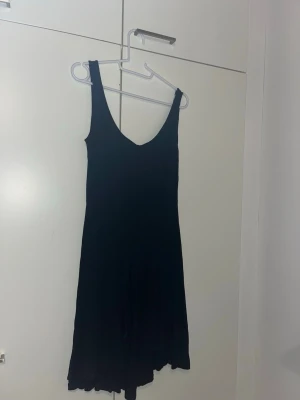 Mekko S - Musta kesämekko. Koko S. Kaikai n 40cm, pituus n 86cm. Eläintalous MMM, lisätietoja saa kysymällä Katsothan myös muut ilmoitukseni Tarjoa 