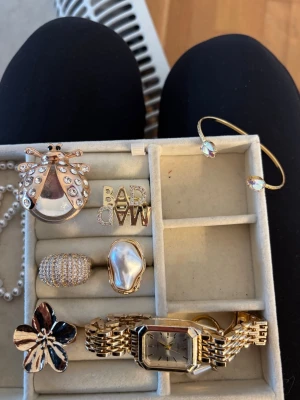 Caroline Svedbom petite drop armband - Säljer några snygga ringar från bla glitter, Ioaku, ur&penn och en snygg klocka från ur & Penn och ett jättefint armband från Caroline svedbom. Skriv privat för priser för specifika smycken osv💕💕