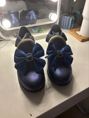Furina skor - genshinimpact - Doki doki copslay Furina skor, för mer detalj om skorna skriv bara, eller kolla på doki dokis hemsida! (Furina SR cosplay - mörk blå) 