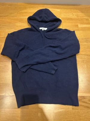 Kashmir hoodie - Riktigt snygg Kashmir hoodie från Carmes. Taggen håller på att gå av annars mycket bra skick. Storlek S men passar XS! Pris kan diskuteras! Ett litet hål !
