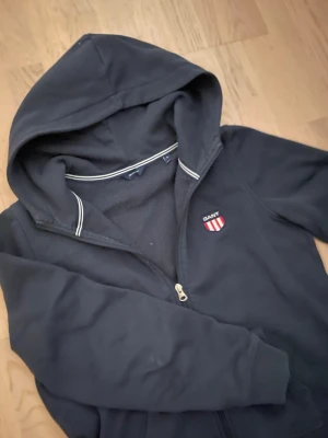 Gant hoodie - Har haft denna hoodien i över ett år. Börjat tröttna på den och bestämde att låta den gå. Riktigt utvettad så därför bra pris, Kvalite är dock på topp! Kontakta vid intresse och flytt på med prisförlsag!🙌