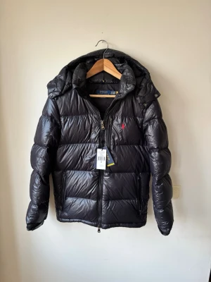 Ny Ralph lauren Gorham glossy jacket - Säljer denna snygga Gorham glossy Ralph lauren jackan i nyskick!⭐️Storleken är XS men kan också passa S!🙌Skick : NY tags ingår och självklart äkta, kan verifieras!👍Hör gärna av er om ni har funderingar!🤝
