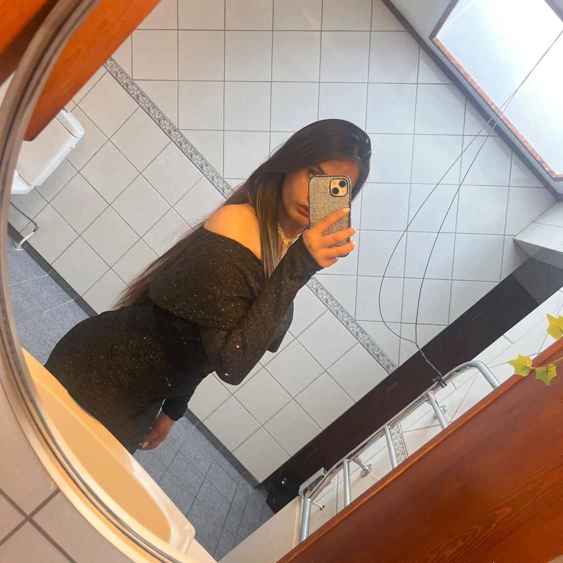 Svart glittrig offshoulder klänning - 1