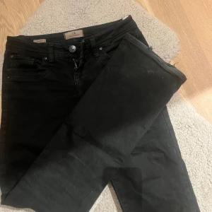 Svarta jeans från LTB Valerie - Svarta jeans från LTB, modell Valerie. Storlek 25/30❤️så 25 midja och längd 30 passar mig som brukar ha storlek 34-36 i jeans