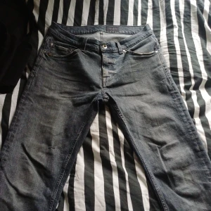 Tiger of Sweden jeans, blå, 31/34 - Snygga blå jeans från Tiger of Sweden i modellen Evolve. Klassisk femficksdesign, normal passform och raka ben. Tillverkade i Italien av bomull. Perfekta för dig som gillar stilrena och tidlösa jeans.