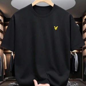 Svart t-shirt från Lyle & Scott - Svart t-shirt från Lyle & Scott med klassisk passform och rund hals. På bröstet sitter den ikoniska gula örnloggan broderad. Enkel och stilren design som funkar till allt. Tillverkad i mjuk bomull för skön känsla hela dagen. Jag vill ochså till läga ety fen är helt ny