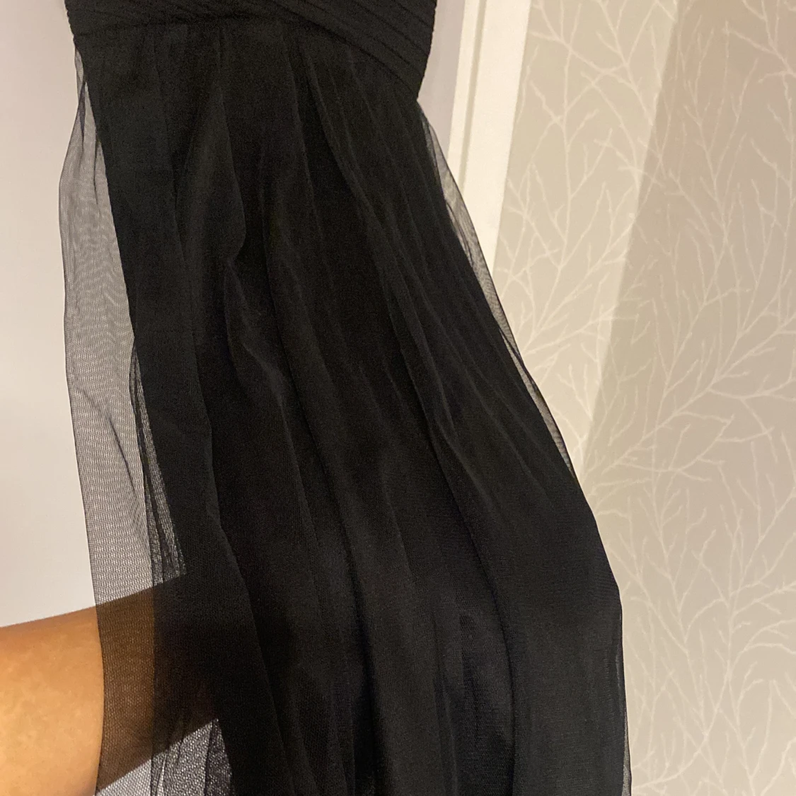 Svart kort klänning med spetsdetaljer - 2