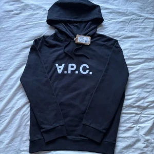 Apc hoodie - Säljer apc hoodie, lappen är inte kvar tyvärr men den är i nyskick och använd fåtal gånger