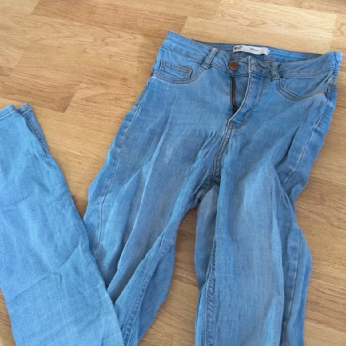 Två par skinny jeans i blått och svart - 1