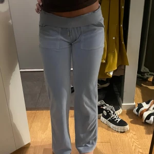 Juicy powder blue - Säljer mina blå juicy för jag inte använder dom så mycket längre, dom är storlek xs, och sitter bra på mig som är 163cm även om jag rullat upp som. Dom har ett litet hår mellan benen men inget men märker när man har dom, har haft dom många gånger när hålet varit där 