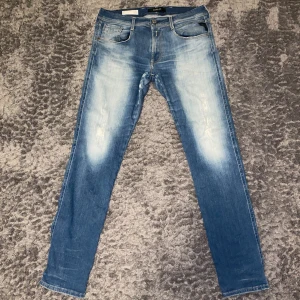 Replay anbass - Replay anbass jeans slim fit, tunna och stretchiga. Väldigt sköna. Storlek 32/32. Hör av er vid frågor:) 