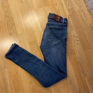 Blå jeans från Tiger of Sweden -  Här är mina tiger of sweden jeans ny pris 1199 i storlek 28/32 säljer för jag använder dem aldrig 