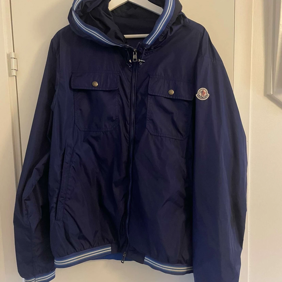 Blå vindjacka från Moncler. 