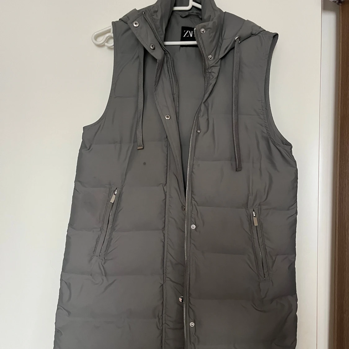 Grå lång dunväst med huva från ZARA - 3
